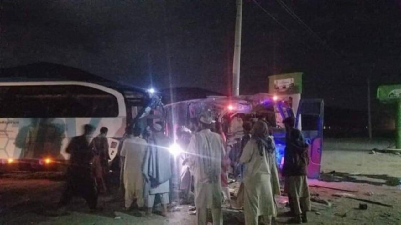 Choque entre autobuses deja 7 muertos en Kabul.