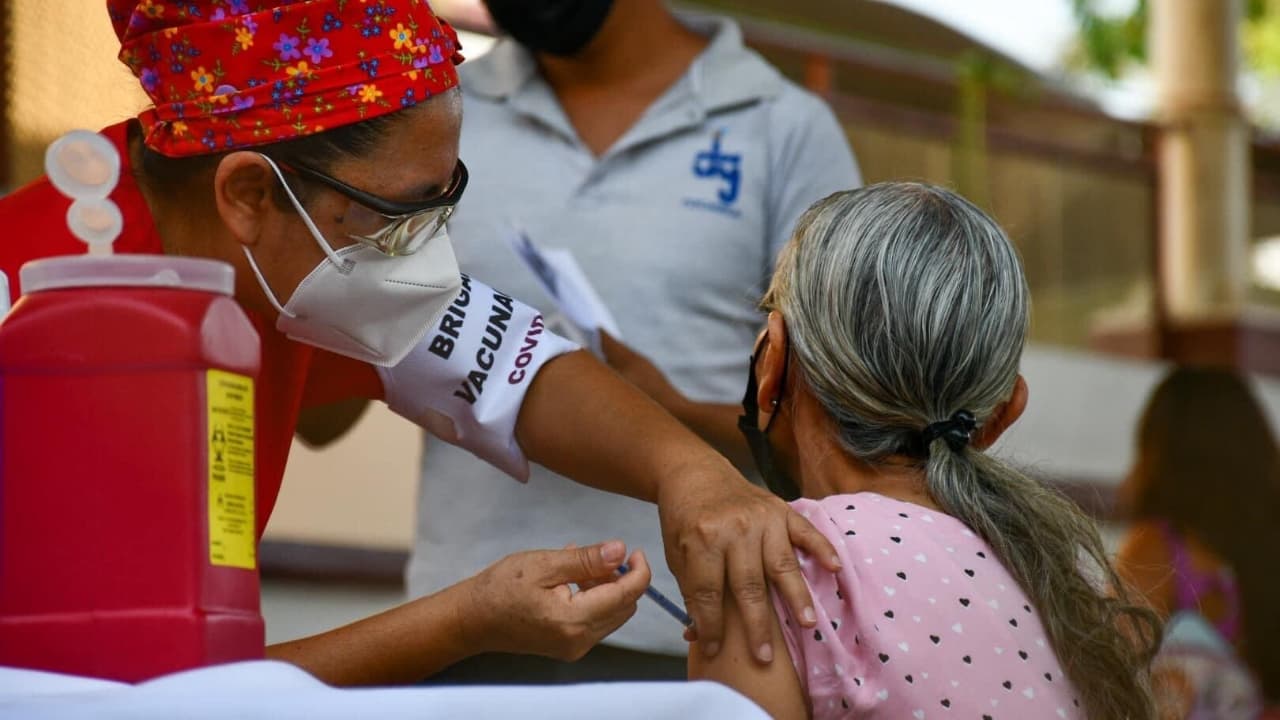 Colima implementa vacunación itinerante; Oaxaca aplica segundas dosis