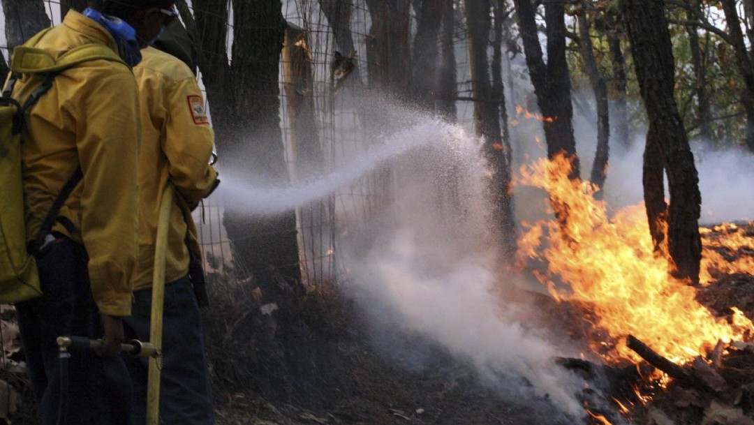 Continúan labores de incendio forestal en Tepoztlán, Morelos