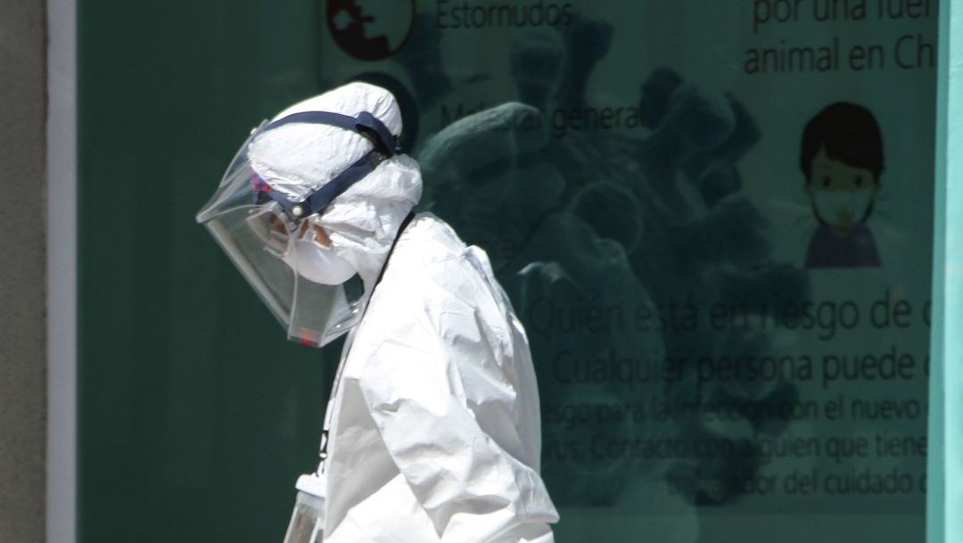 Doctora camina frente a ilustración de cepa de coronavirus en el Hospital Ajusco Medio (Cuartoscuro)