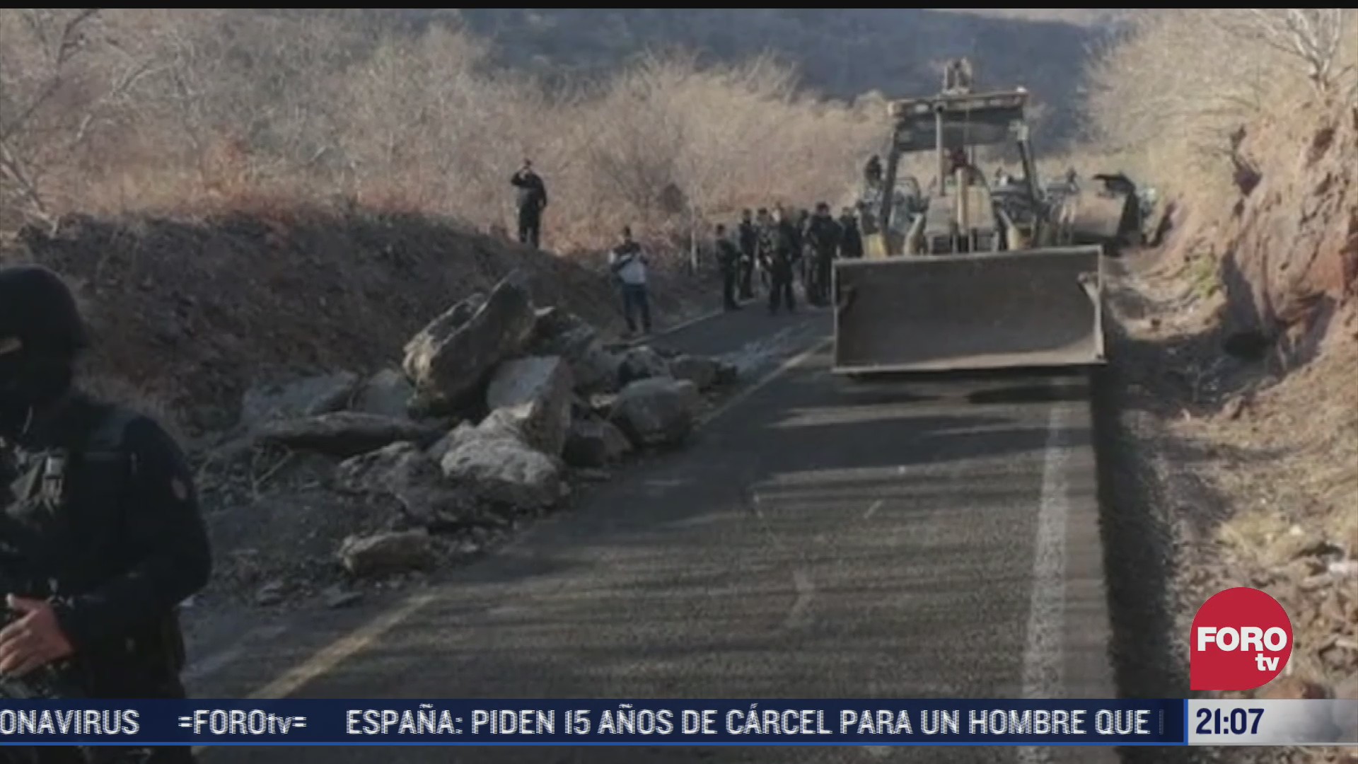 crimen organizado destruye tramos carreteros en la aguililla michoacan
