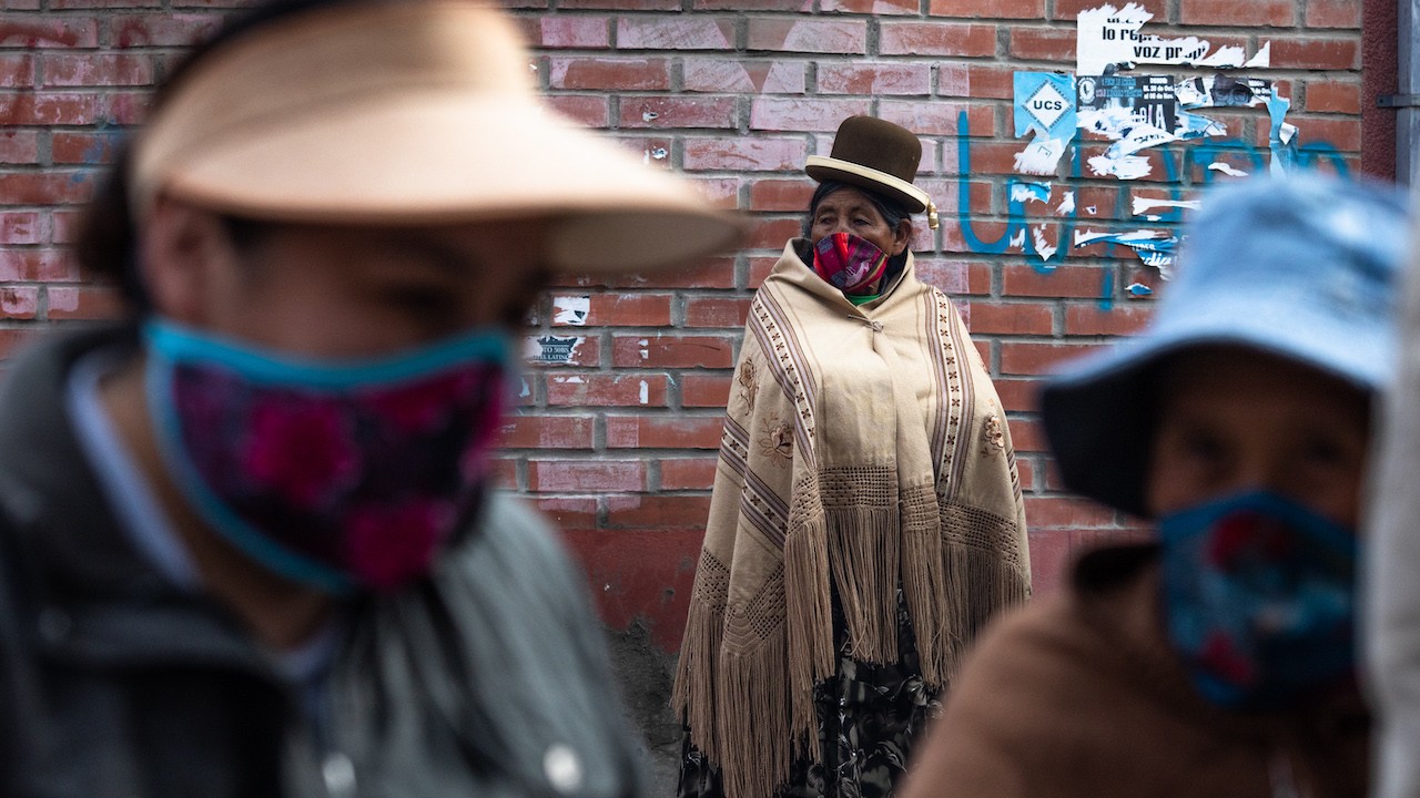 Una mujer con cubrebocas en calles de Bolivia (Getty Images)