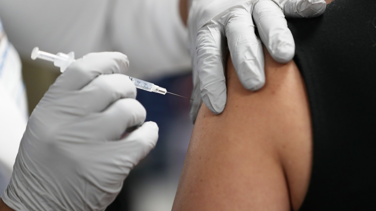 Cancelan la visa por vacunarte contra COVID-19 en EE UU