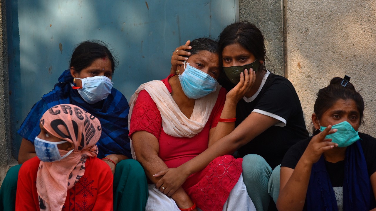 Dramáticas imágenes tras contagios y muertes por COVID en India, crisis se agrava con otro récord