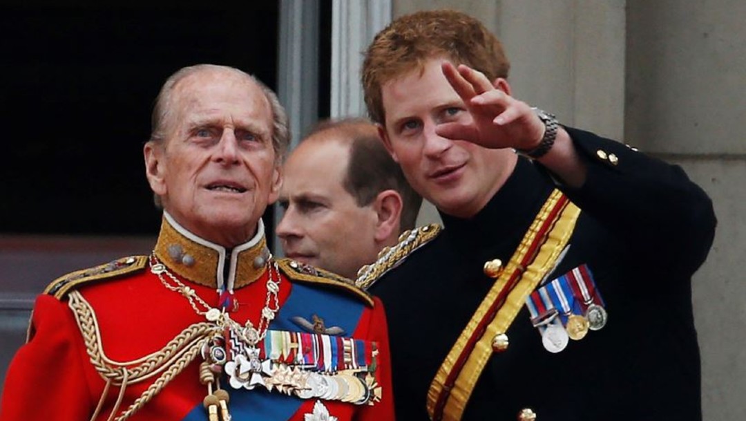 El príncipe Felipe y su nieto Harry 