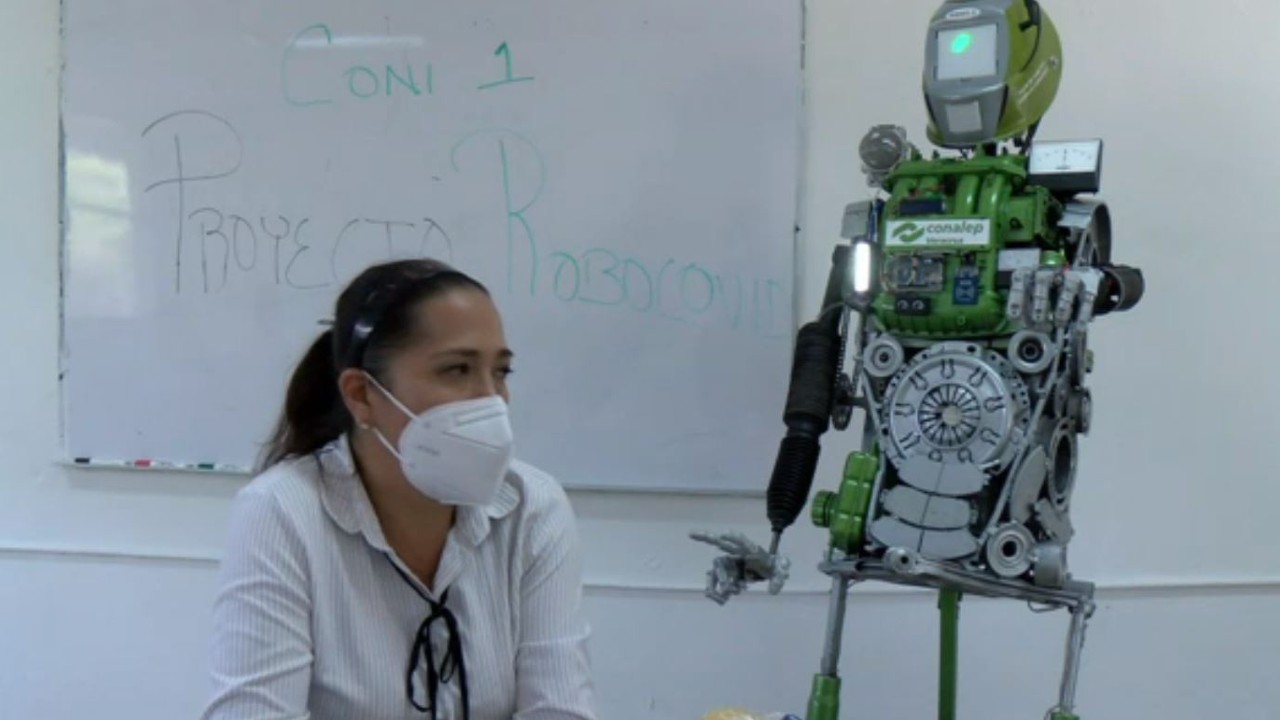 Estudiantes de Conalep de Veracruz crean robot que sigue protocolos sanitarios por COVID-19