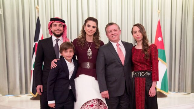 El rey Abdullah II de Jordania y su familia, el príncipe heredero Al Hussein bin Abdullah II (extremo izquierda)(Getty Images)