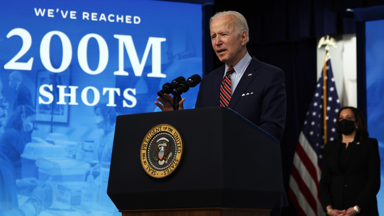 Biden celebra que EE.UU. haya llegado a las 200 millones de dosis COVID aplicadas