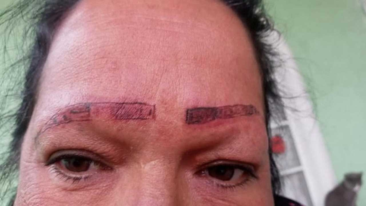Mujer denuncia a tatuadores que arruinaron rostro a su madre
