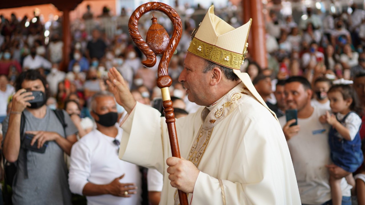 Franco Coppola, representante del papa en México, recorre Aguililla y oficia misa