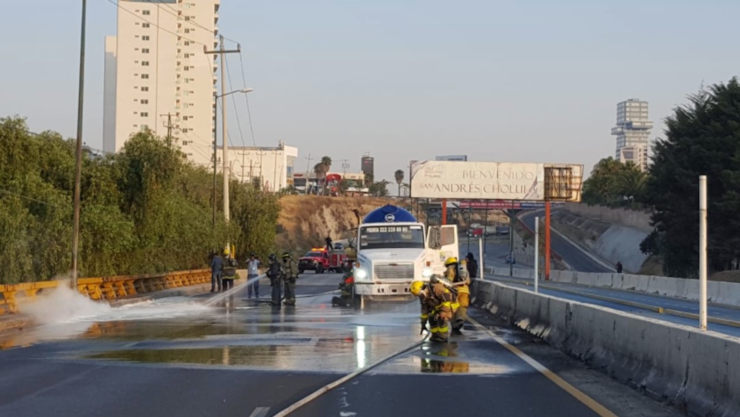 Elementos de rescate urbano de Protección Civil de Puebla atienden la fuga de gas de una pipa (Twitter: @PCPueblaCapital)