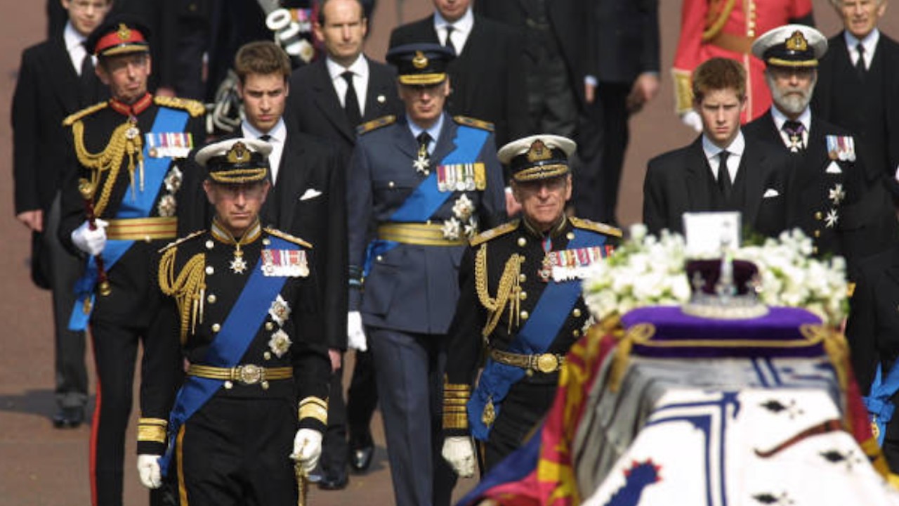Ataúd que lleva a la reina madre seguido por miembros de la Familia Real (Getty Images)