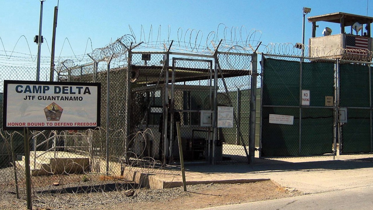 Prisioneros en Bahía de Guantánamo recibirán las vacunas contra COVID-19 (AP)