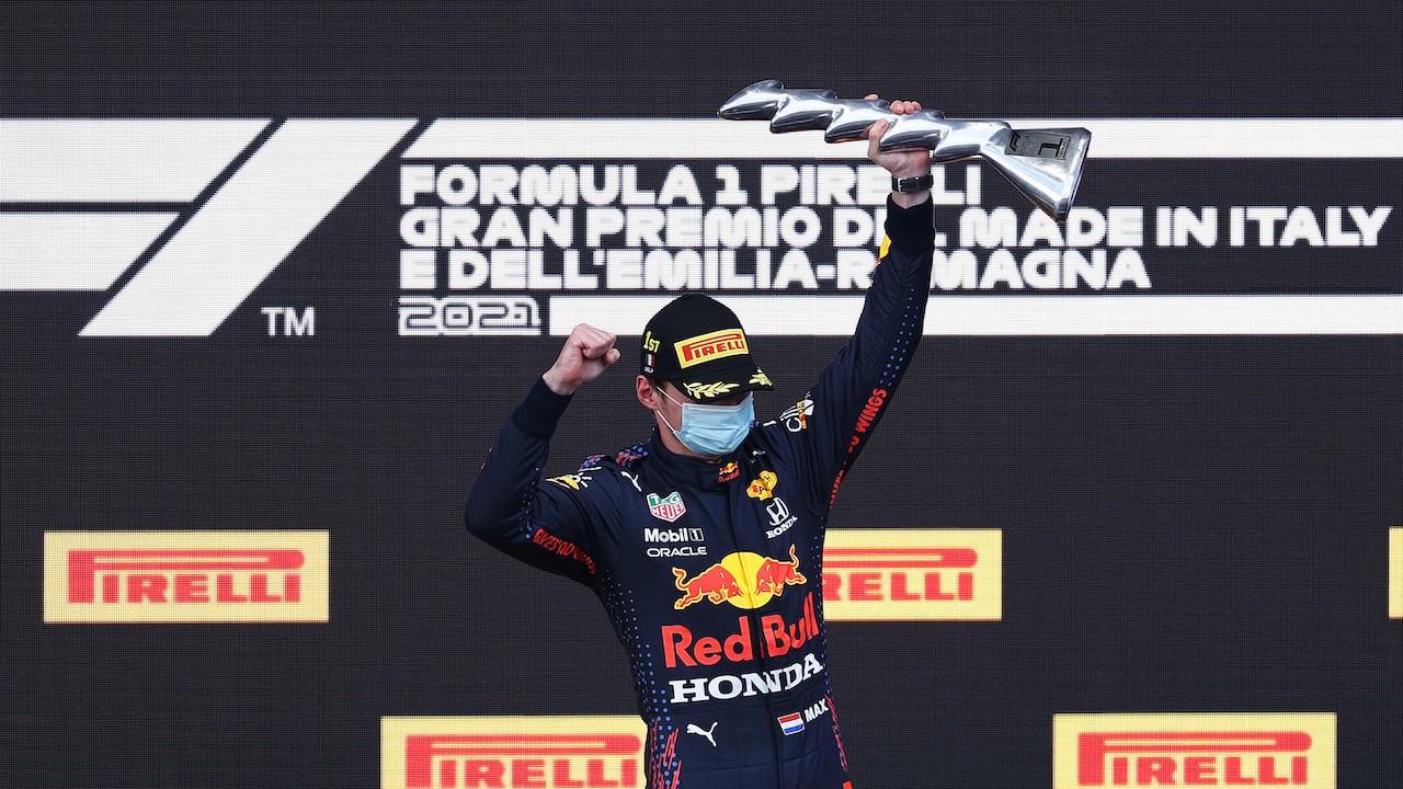 Max Verstappen de Holanda, celebra en el podio durante el Gran Premio de F1 de Emilia Romagna, Italia (Getty Images)