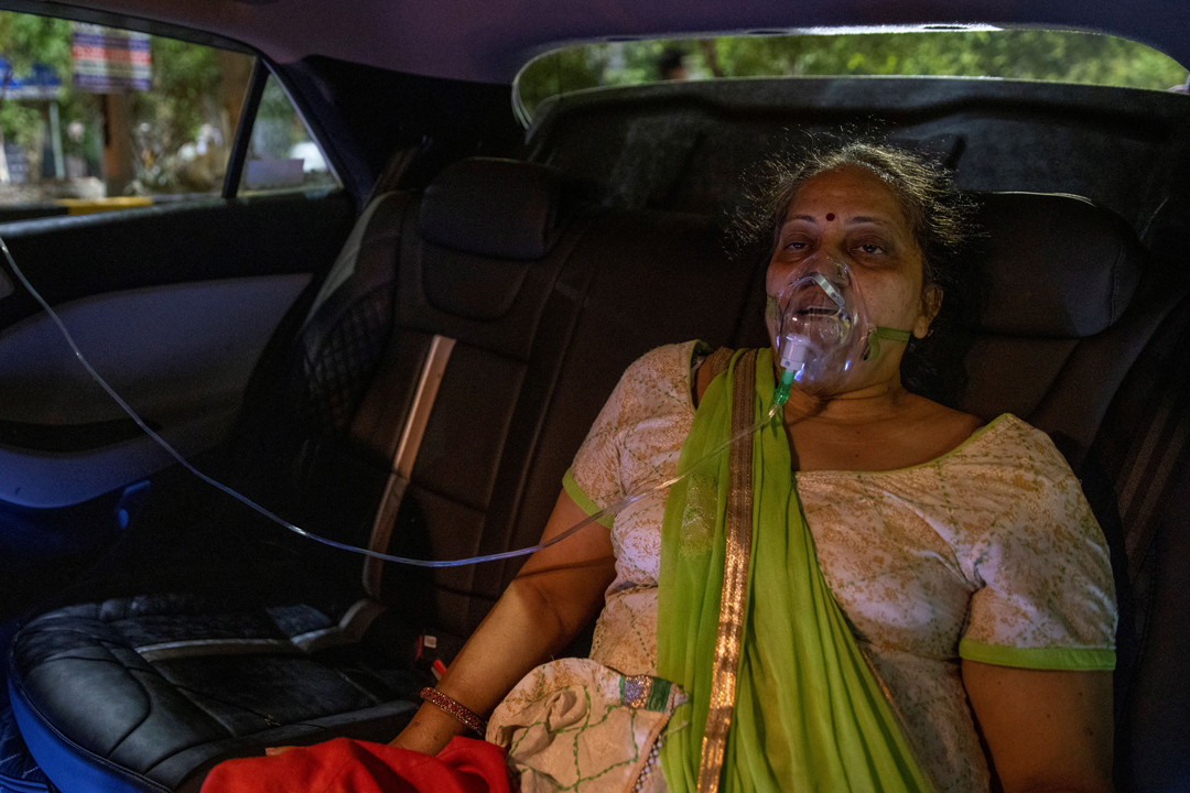 india-covid-crisis-fotos-mujer-atendida-carro