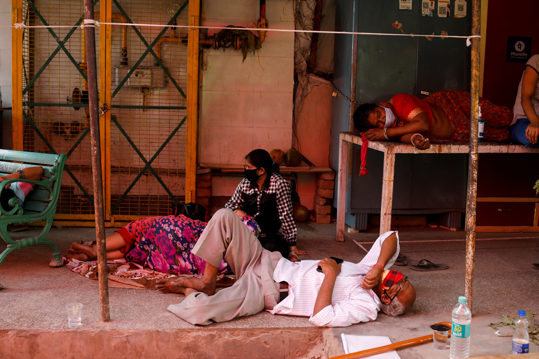 india-covid-crisis-fotos-persona-atendida-suelo