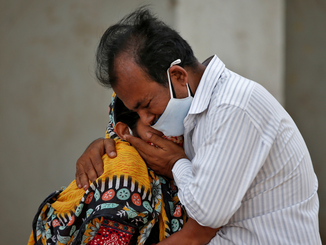 india-covid-crisis-fotos-persona-consolando-familiar