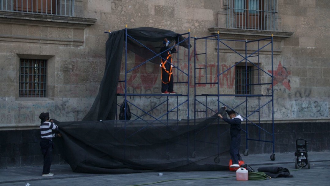 Inician trabajos de restauración en fachada de Palacio Nacional