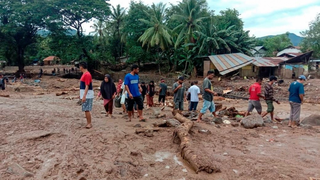 Inundaciones en Indonesia y Timor Oriental dejan centenas de muertos