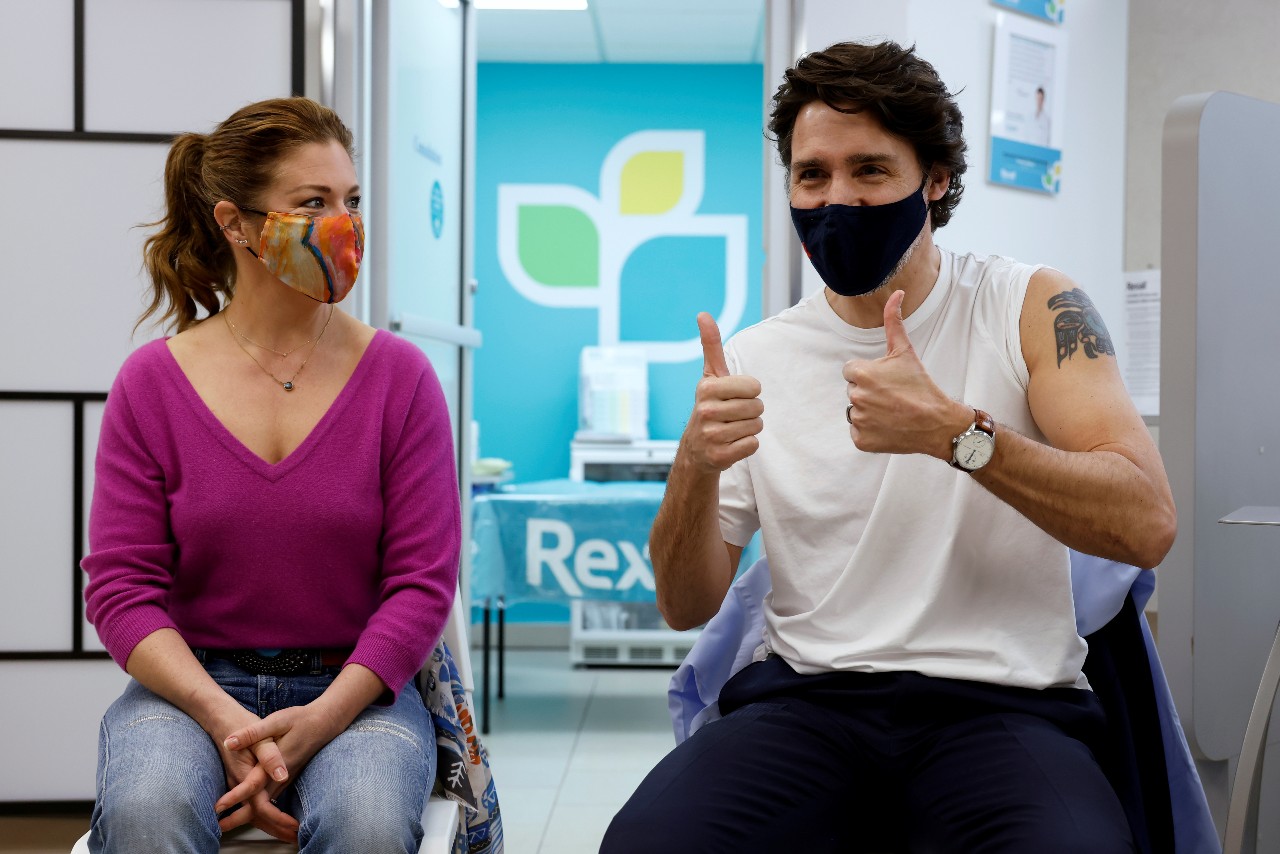 Justin-Trudeau-y-su-esposa-reciben-vacuna-de-AstraZeneca