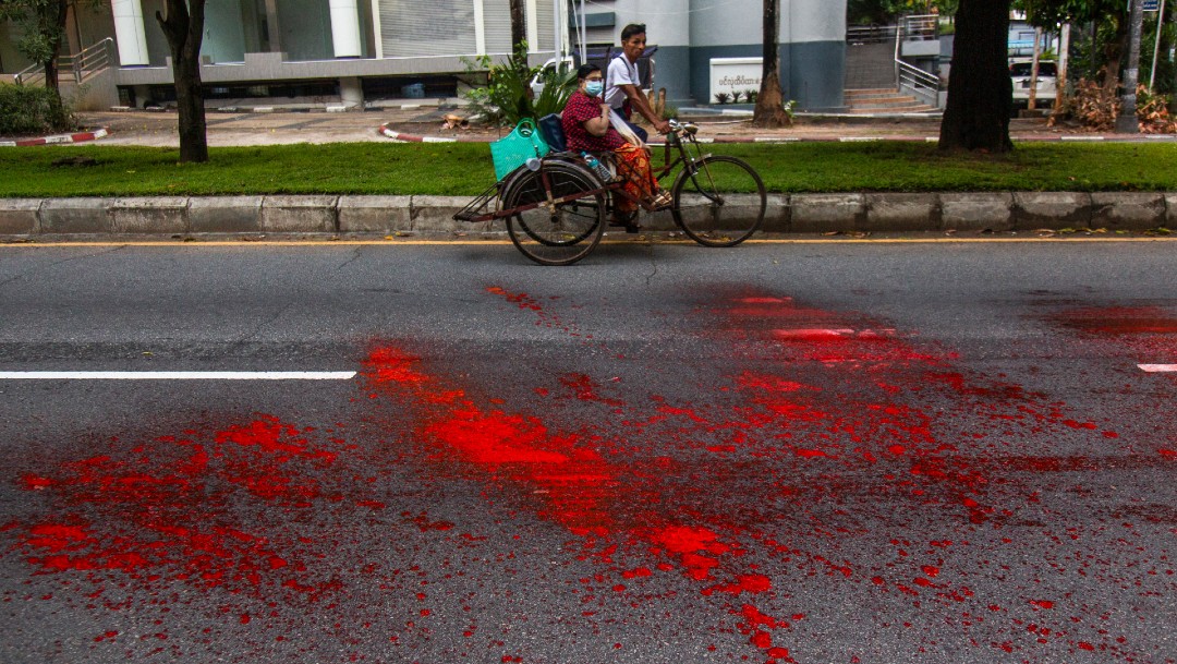 Los manifestantes tiñen las calles de rojo contra la junta militar birmana