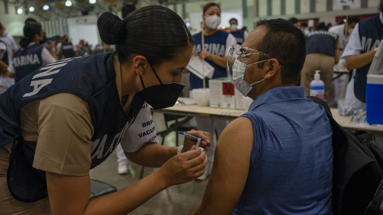 Maestros de Tamaulipas, Nayarit, Veracruz, Coahuila y Chiapas reciben vacuna contra COVID