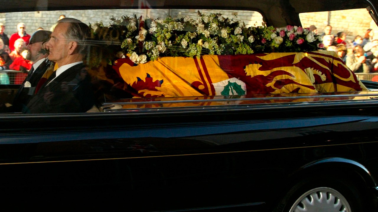 Un coche fúnebre traslada el ataúd de la Princesa Margarita. El 15 de febrero de 2002 (Getty Images)