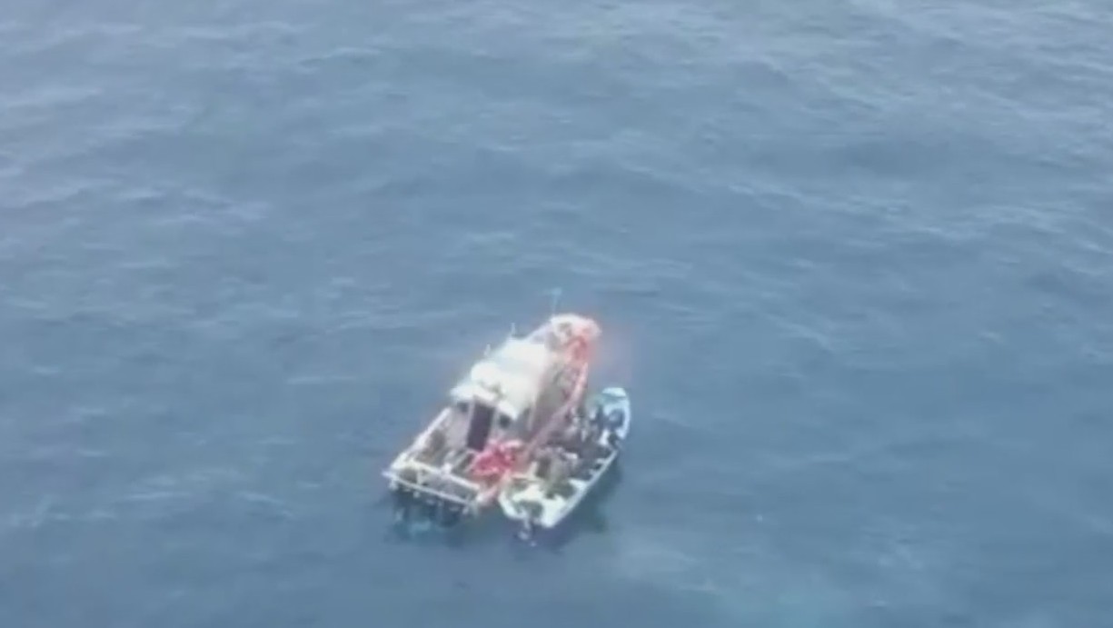 Marina rescata a 13 personas en altamar en Baja California