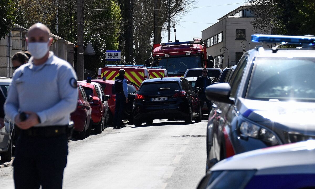 matan mujer policia cuchilladas francia