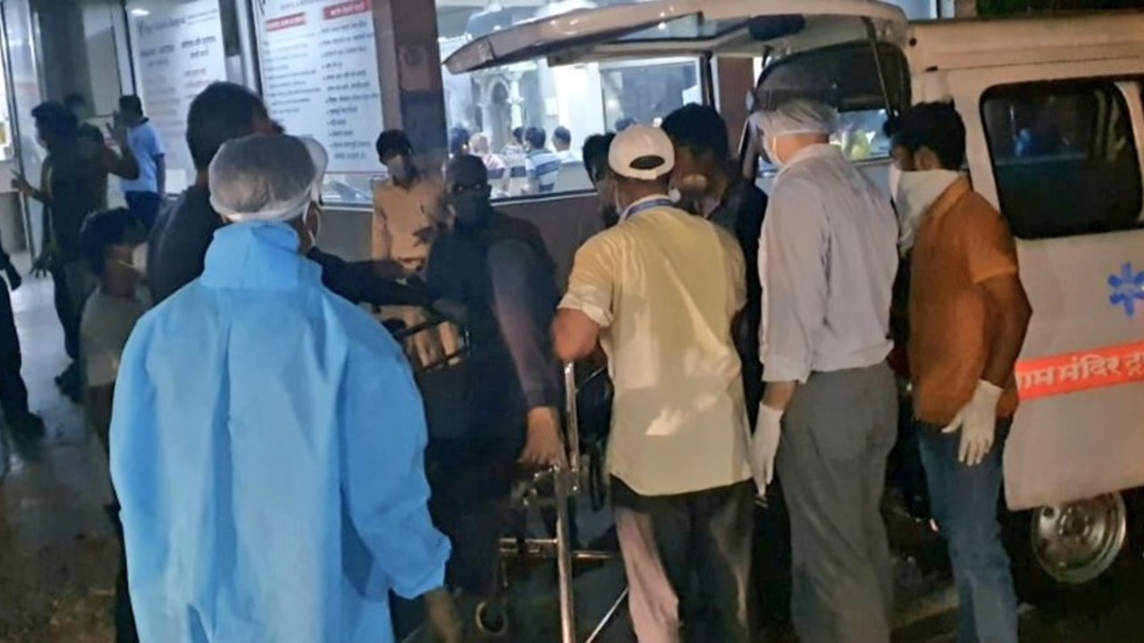 Mueren 13 pacientes con COVID-19 durante incendio en hospital de Bombay, India