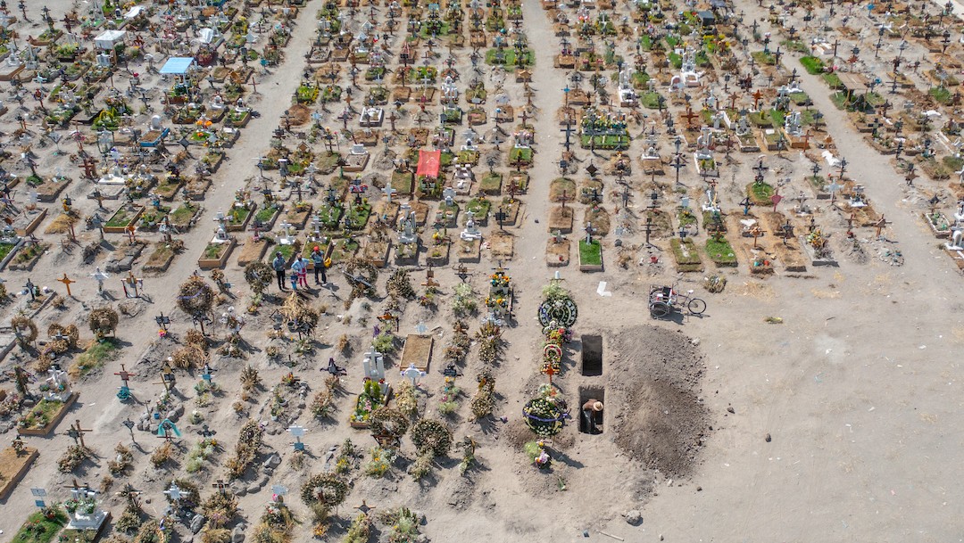 Vista aérea del cementerio San Miguel Xico que se inauguró al inicio de la pandemia COVID-19 en Valle de Chalco (Getty Images)