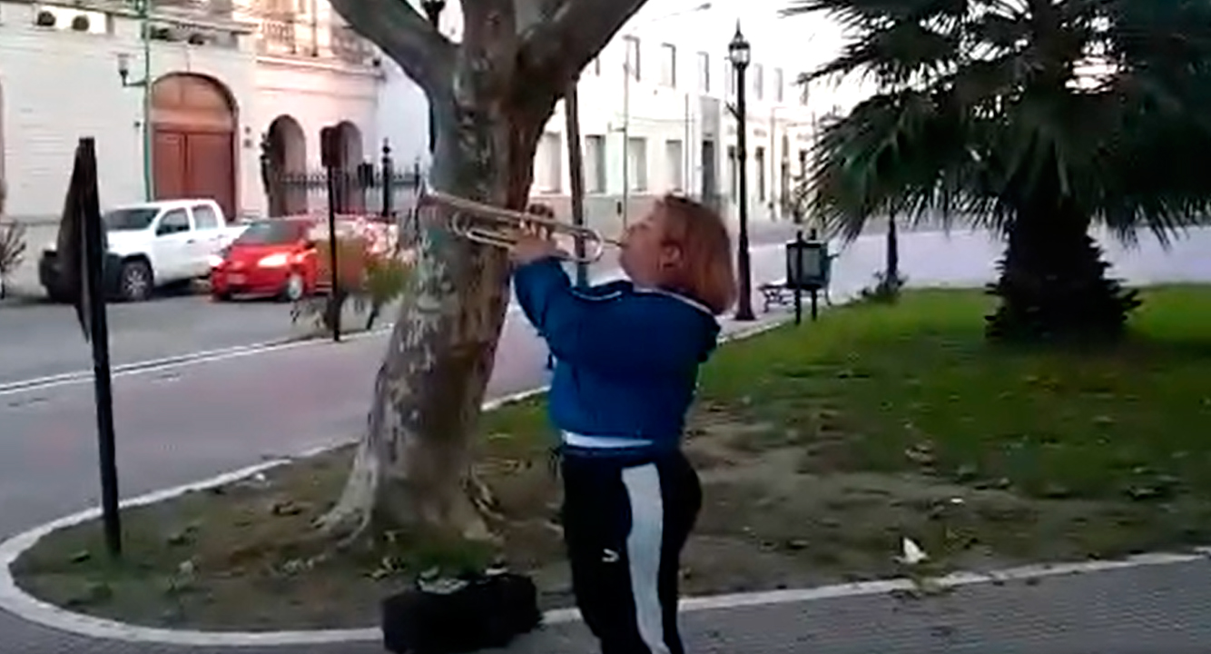 Mujer en Argentina toca trompeta afuera del hospital para su padre con covid