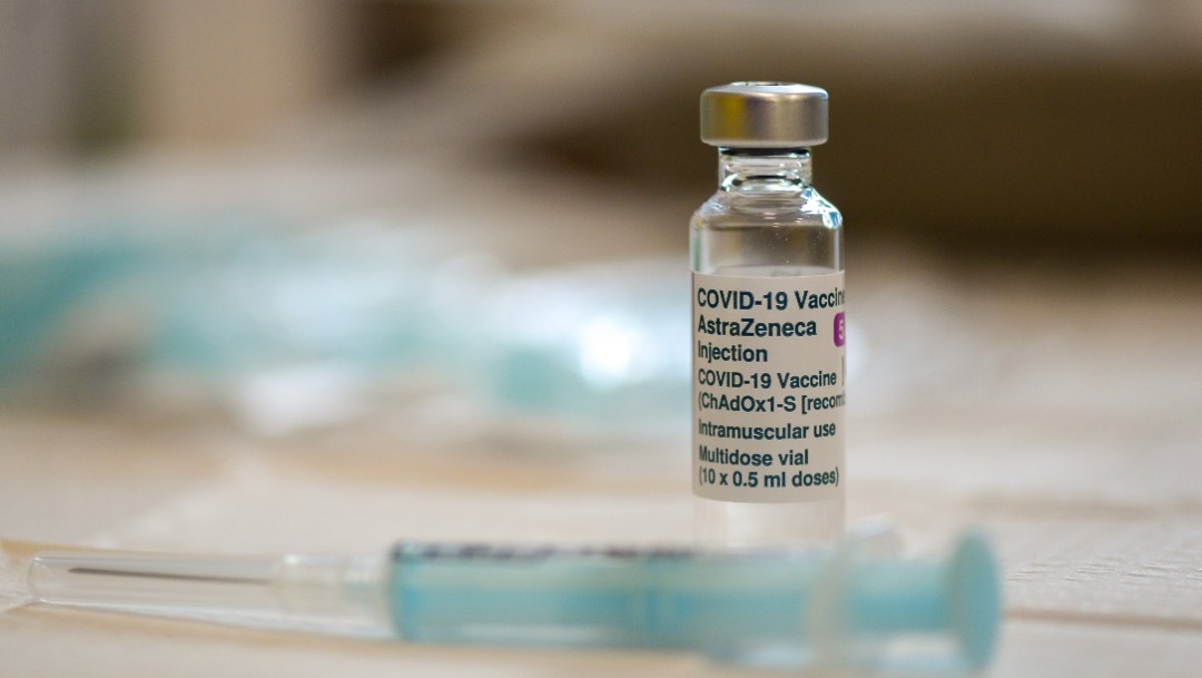 Mujeres menores de 60 años corren mayor riesgo de coágulos al recibir vacuna de AstraZeneca