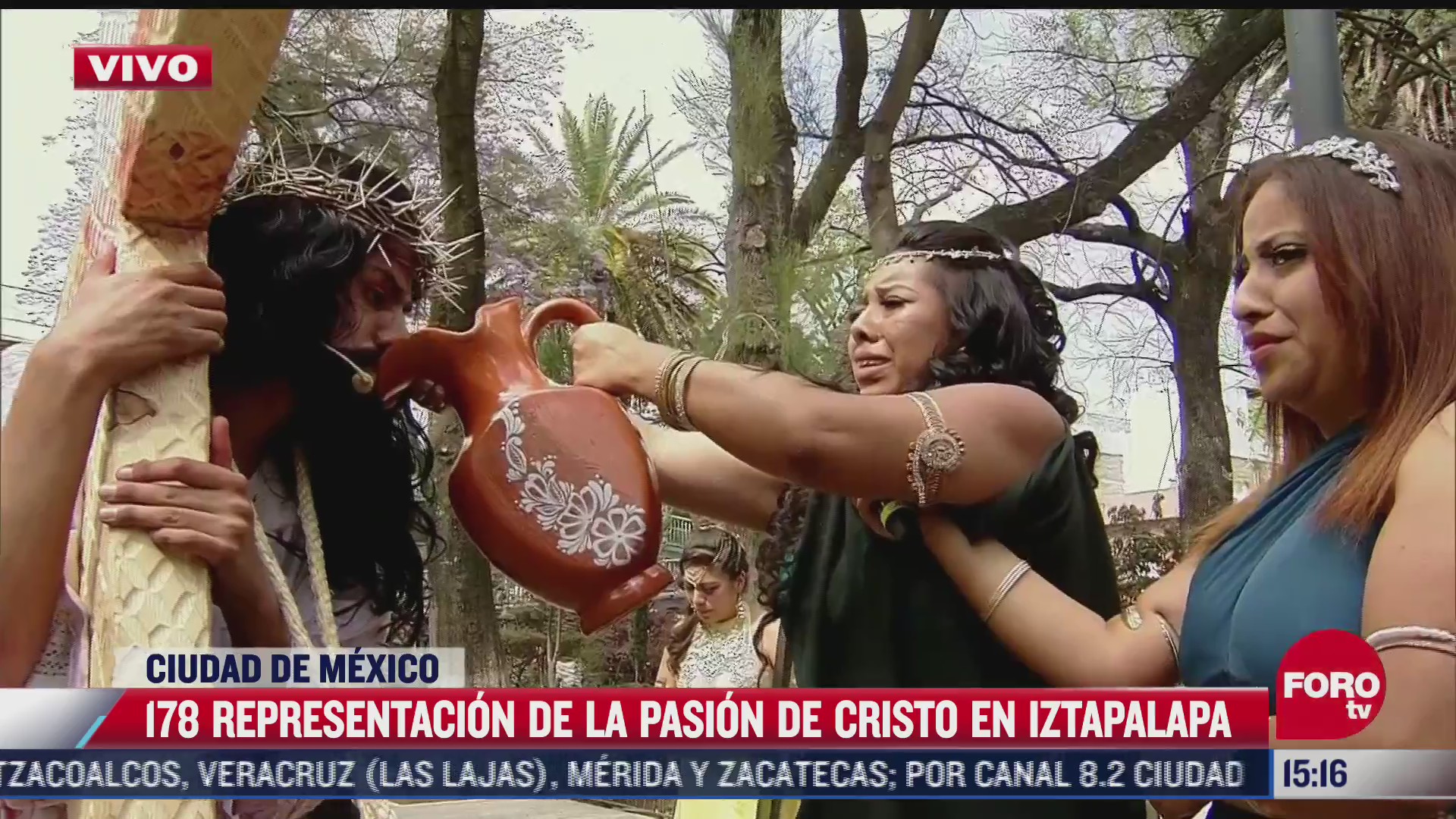 mujeres samaritanas le dan agua a jesus en la pasion de cristo en iztapalapa
