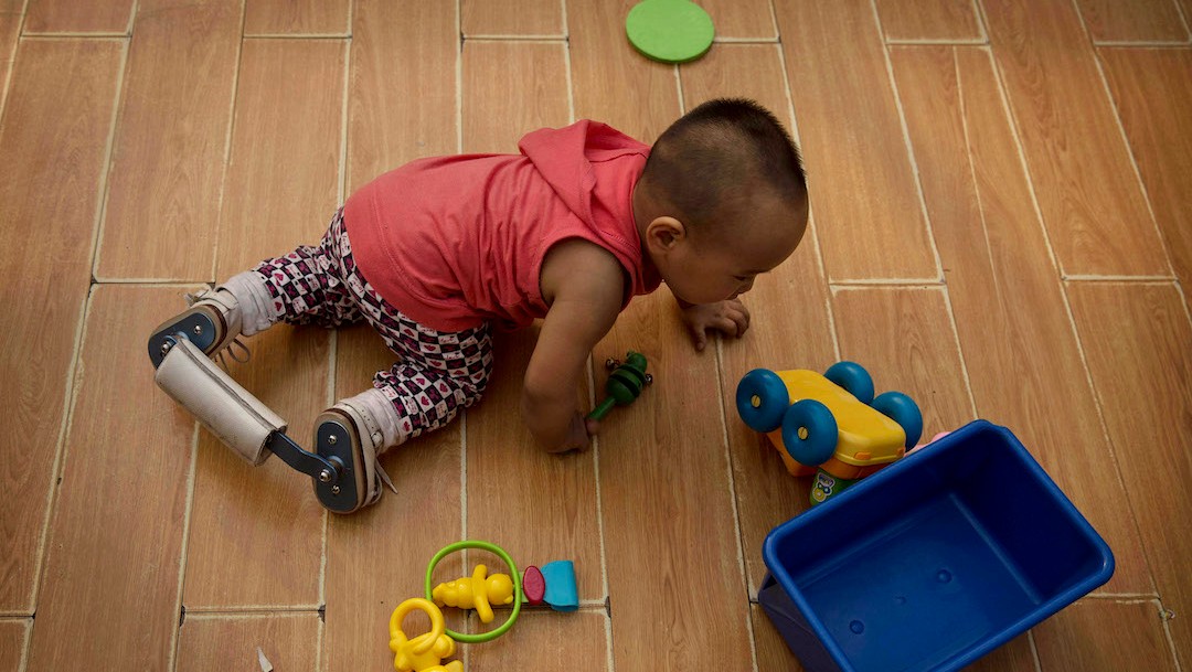 Un niño juega en el suelo (Getty Images)