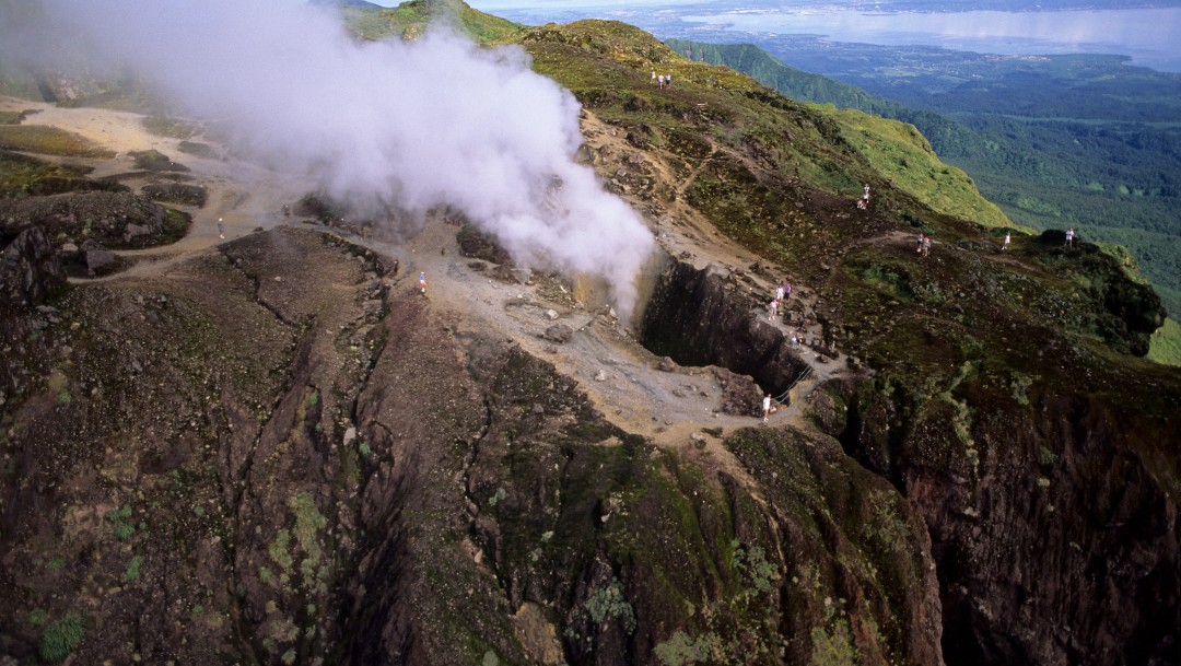 Ordenan evacuar parte de San Vicente ante posible erupción de volcán La Soufriere