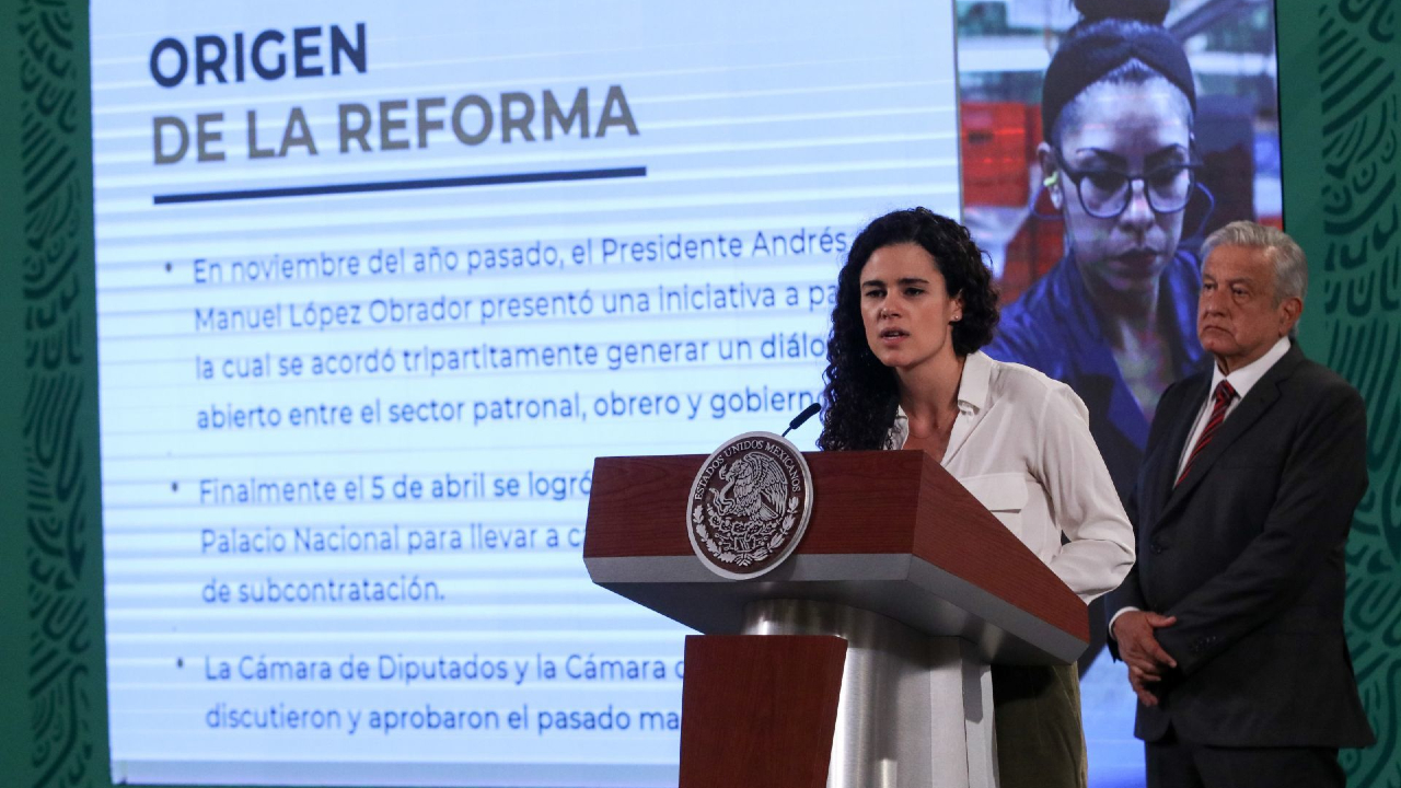 Luisa María Alcalde y Andrés Manuel Löpez Obrador durante la conferencia matutina sobre la reforma en materia laboral