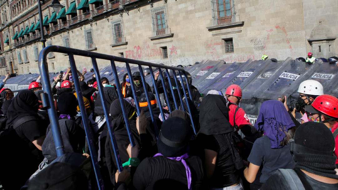 Feministas y policías se enfrentan en Palacio Nacional