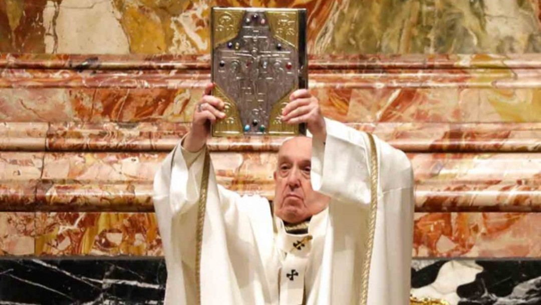 Papa celebra misa de Jueves Santo con cardenal despedido en 2020