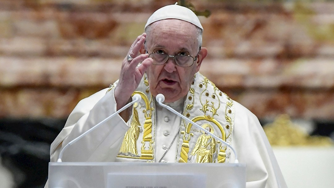 El papa Francisco manda su bendición Urbi et Orbi, durante la misa del Domingo de Resurrección