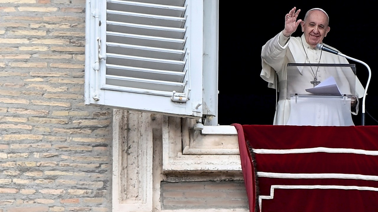 Papa Francisco reaparece en público dando la bendición tras las restricciones por COVID-19