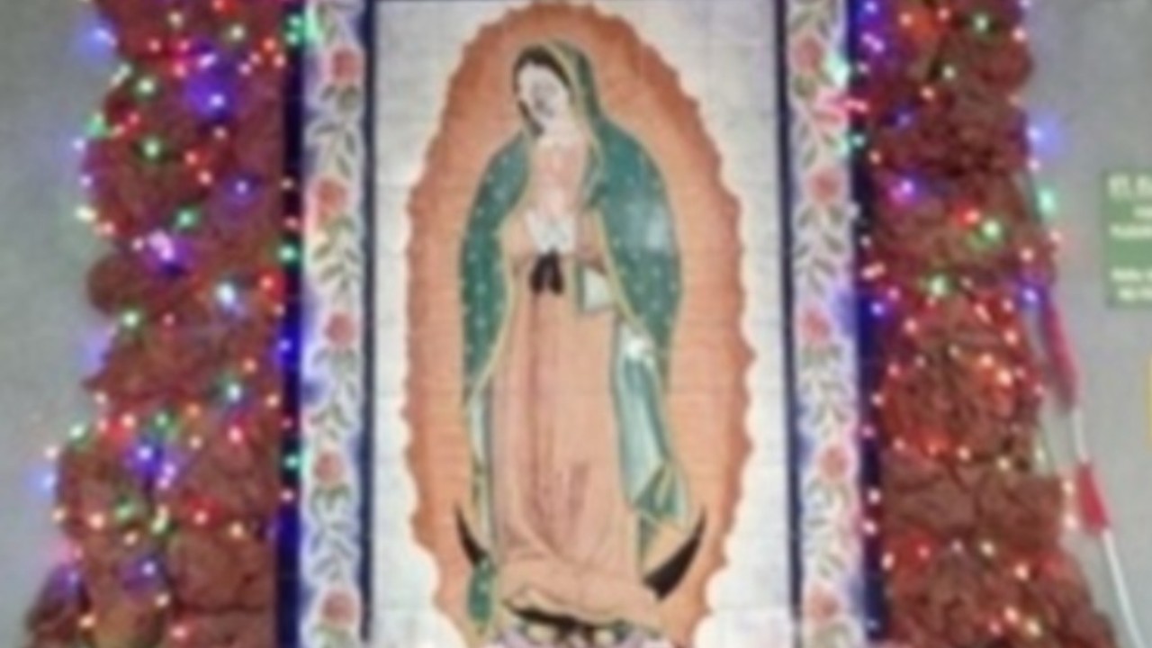 Hombre daña con mazo mural de la Virgen de Guadalupe en California