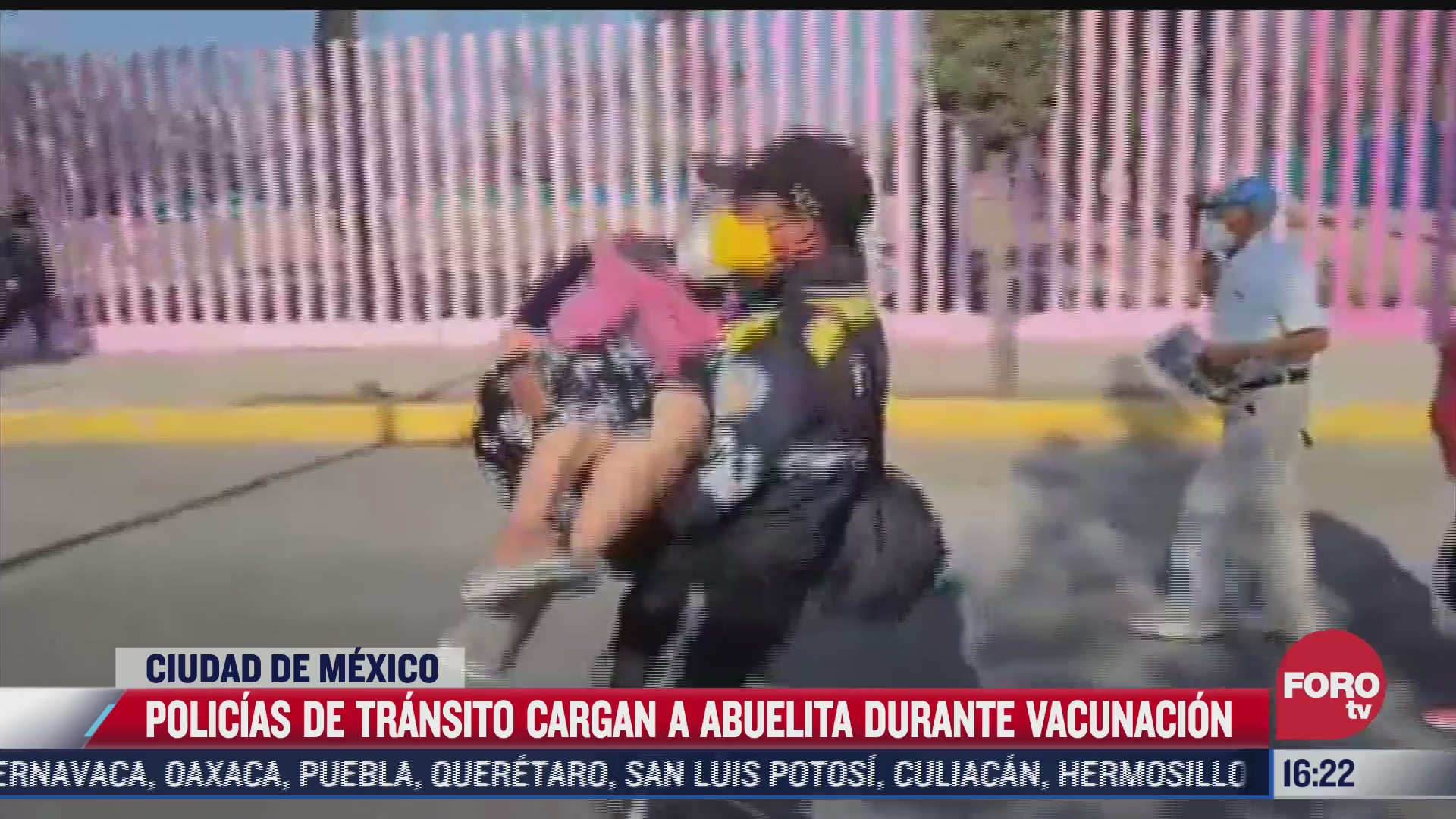 policias de transito cargan a abuelita durante vacunacion en iztapalapa