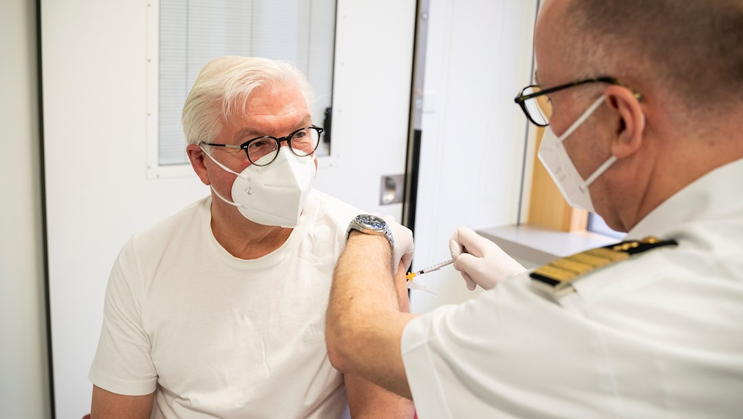 El presidente de Alemania, Frank-Walter Steinmeier, es vacunado con la inyección de AstraZeneca contra la COVID-19