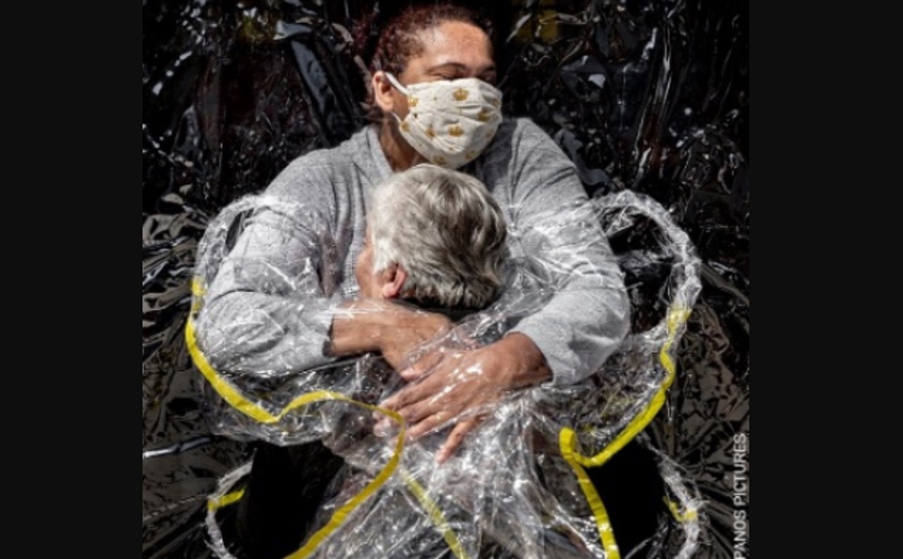 Primer-abrazo-en-pandemia-ganadora-del-World-Press-Photo-2021