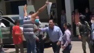 Profesor empujado por gobernador de Michoacán teme por su vida. (Foto: captura de pantalla, Noticieros Televisa).