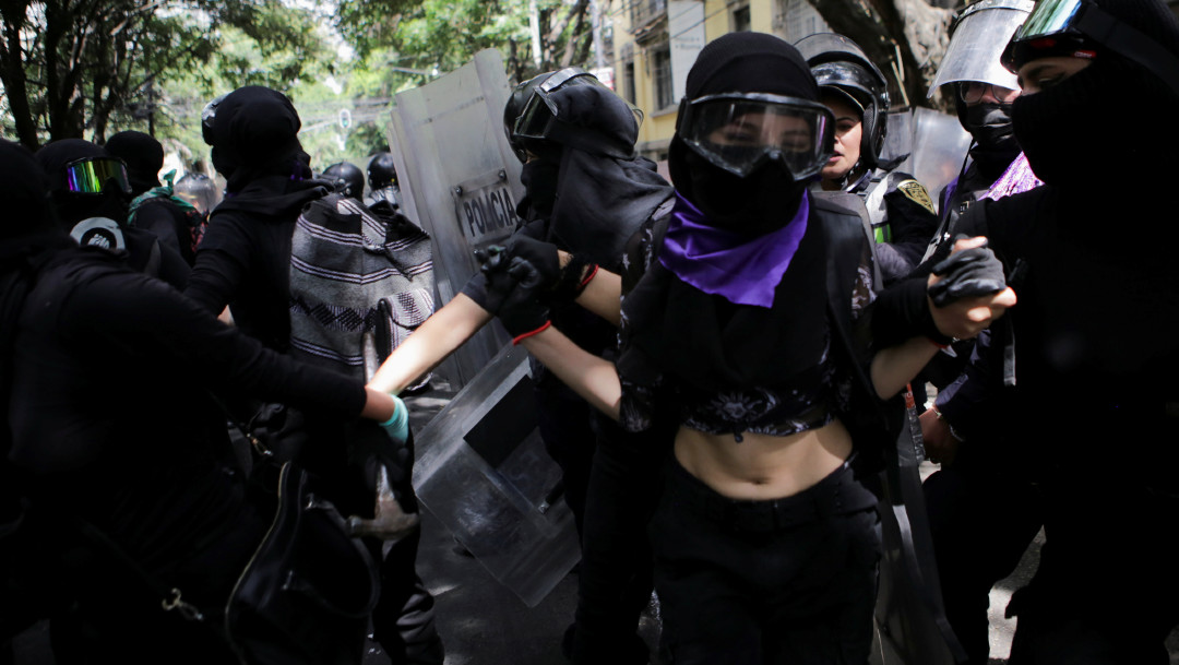 Mujeres en CDMX protestan por muerte de Victoria Salazar; realizan destrozos
