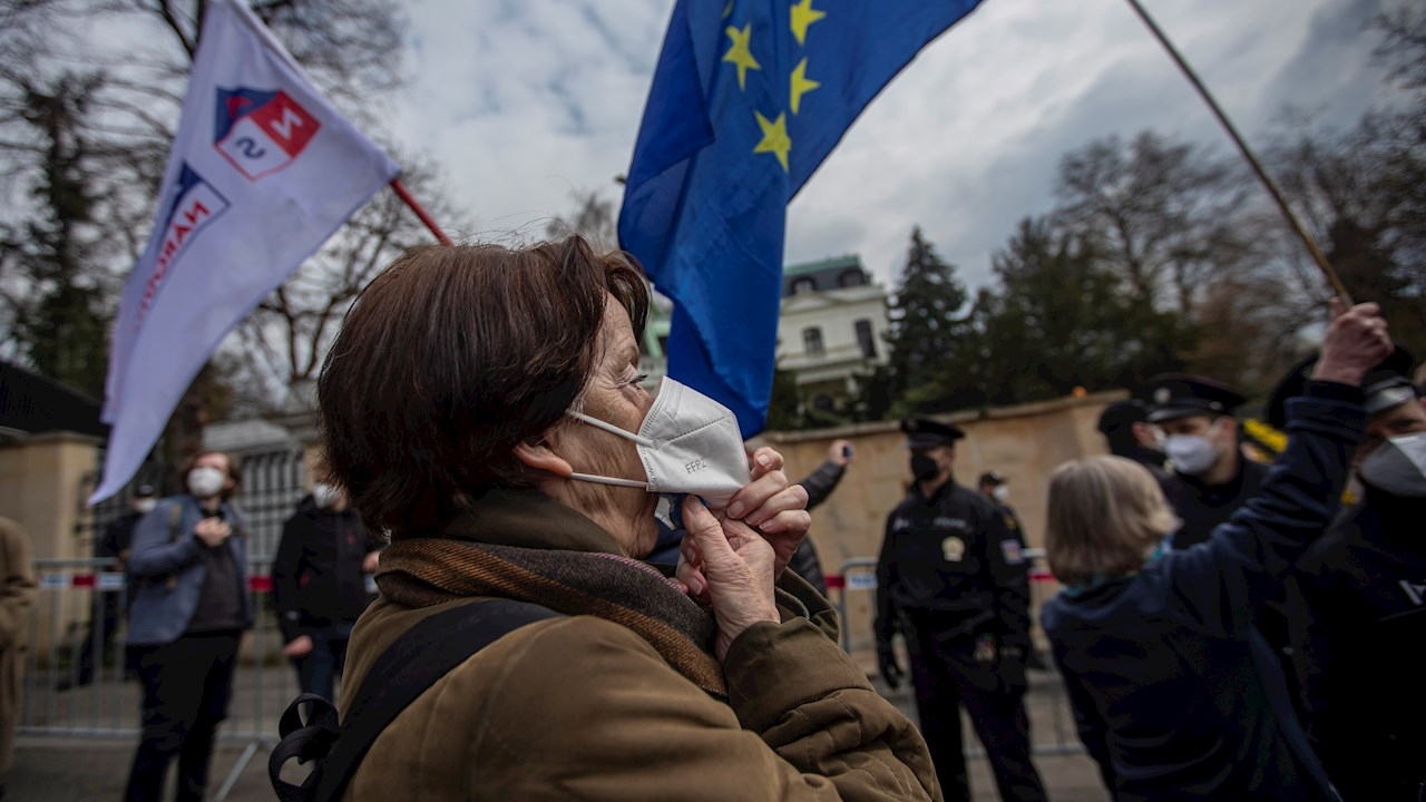 Un grupo de personas protestan frente a la embajada rusa en Praga
