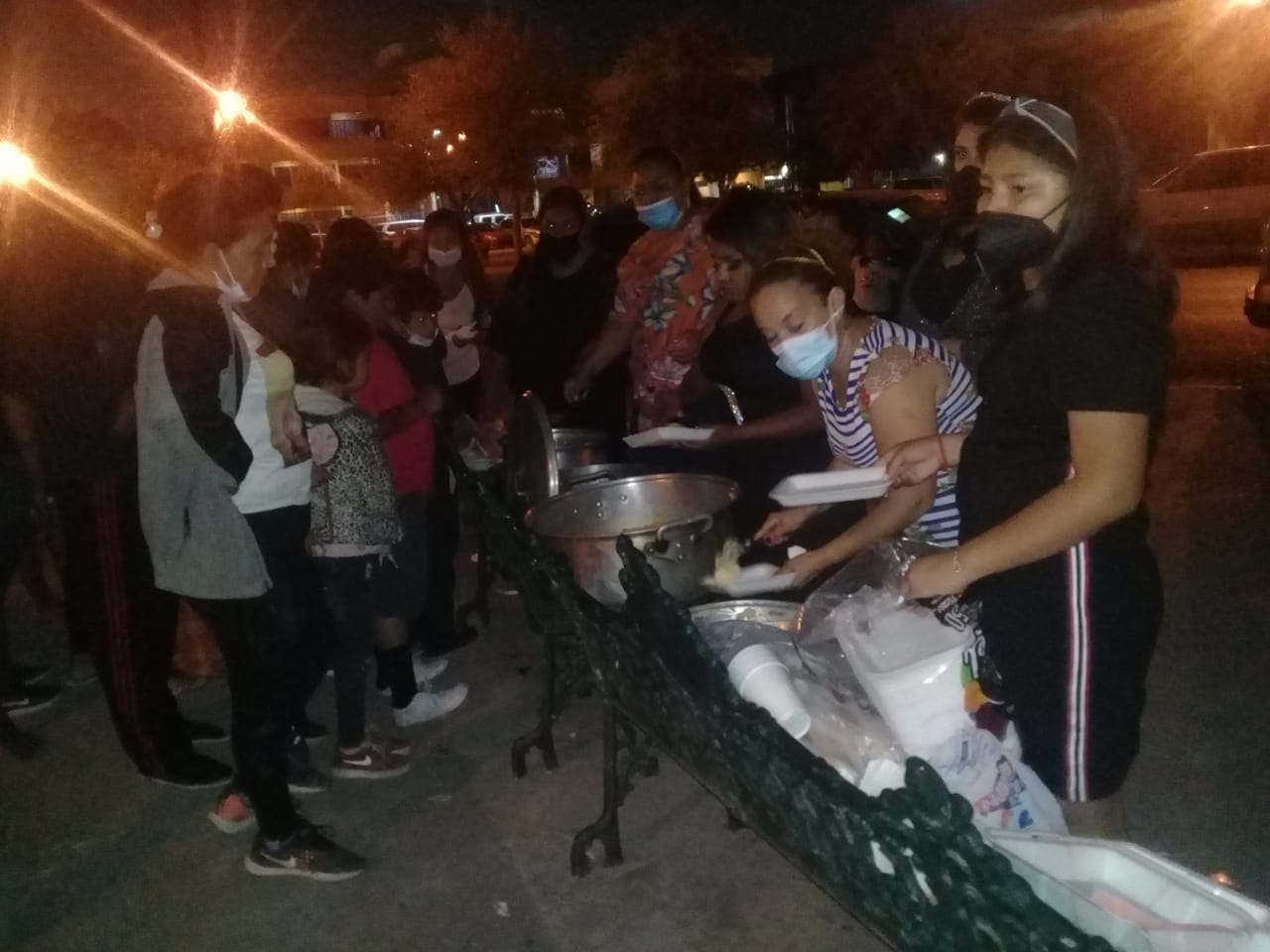 Quinceañera comparte banquete con migrantes varados en Reynosa, Tamaulipas