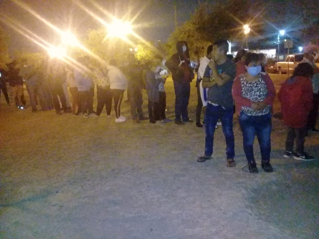 Quinceañera comparte banquete con migrantes varados en Reynosa, Tamaulipas